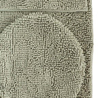Set de tapetes baño Silk 3 piezas gris claro con textura suave y diseño contemporáneo ideal para baño en espacios modernos